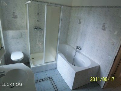 Ansicht Badewanne und Dusche