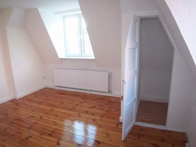 Kinderzimmer, Straßenseite mit Abstellkammer